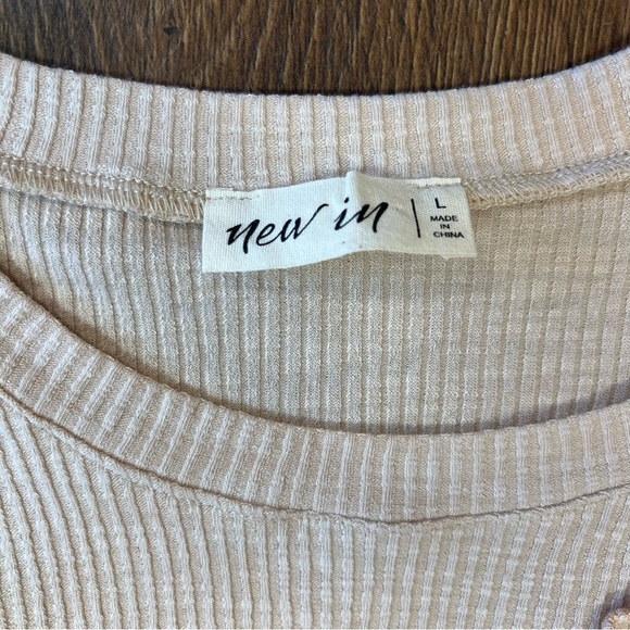 New In Tan Ruffle Tee SZ LG - Picture 4 of 5